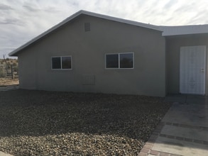 339 San Carlos St in Needles, CA - Foto de edificio - Building Photo