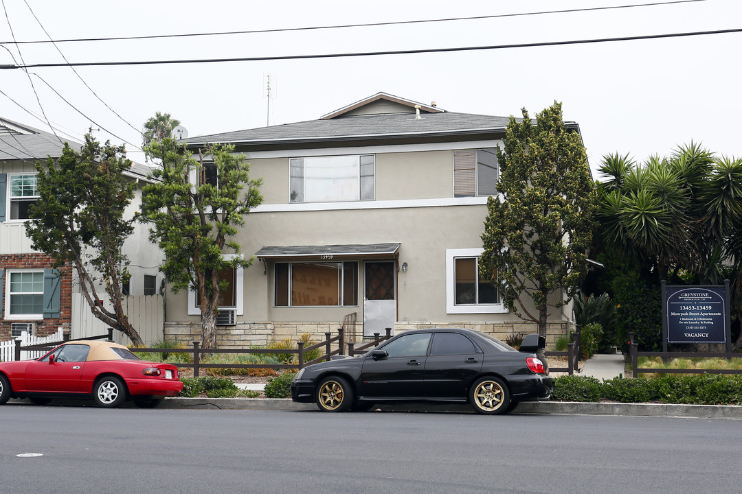 13459 Moorpark St in Sherman Oaks, CA - Building Photo