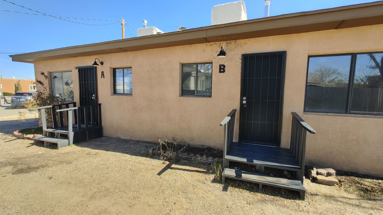 820 Apache Ave NW in Albuquerque, NM - Building Photo