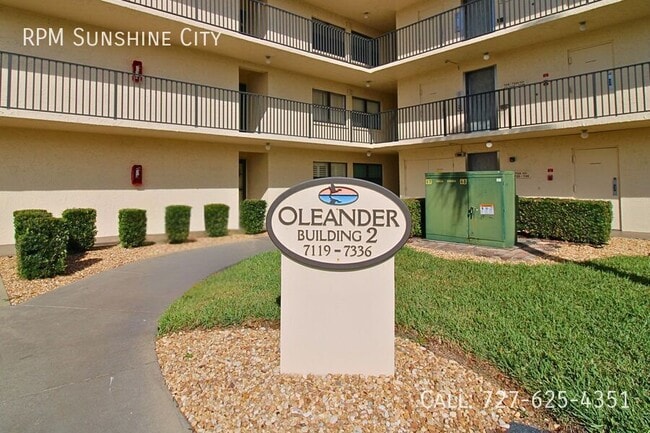 11945 143rd St in Largo, FL - Building Photo - Building Photo