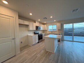 8136 Whippersnapper Wy in Roseville, CA - Building Photo - Building Photo