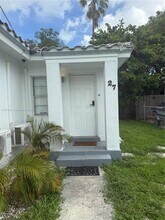27 NW 44th St in Miami, FL - Foto de edificio - Building Photo