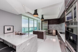 900 Biscayne, Unit PH6205 in Miami, FL - Building Photo - Building Photo