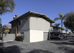 336 E 20th St in Costa Mesa, CA - Foto de edificio - Building Photo