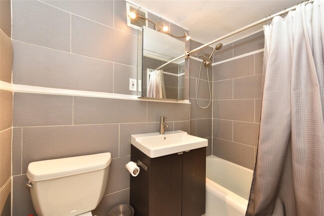 97-7 63rd Rd in Queens, NY - Foto de edificio - Building Photo