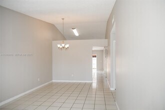 8806 NW 114th Terrace in Hialeah Gardens, FL - Foto de edificio - Building Photo