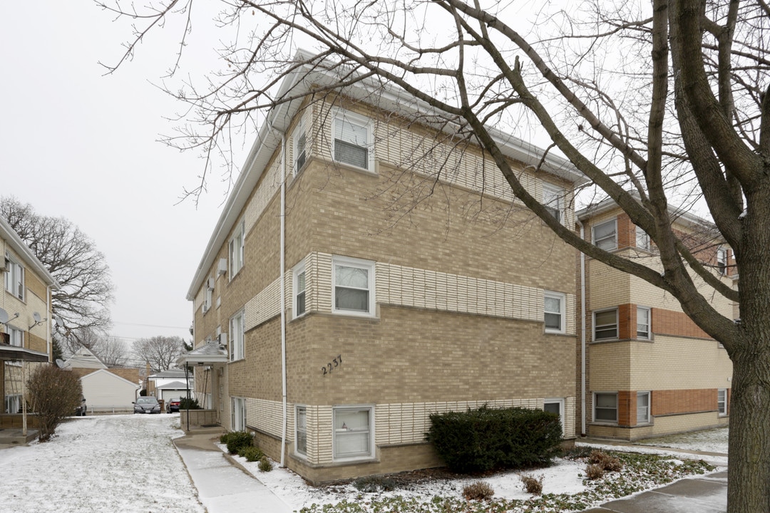 2237 Desplaines Ave in North Riverside, IL - Building Photo