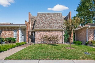4426 Basswood Ln in Bellaire, TX - Building Photo