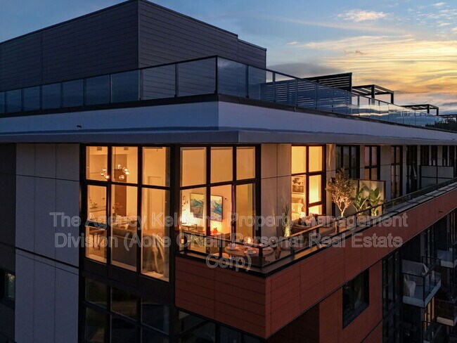 3389 Lakeshore Rd in Kelowna, BC - Building Photo - Building Photo