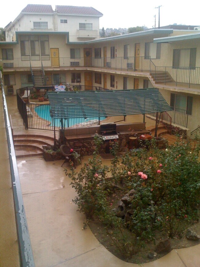 2333 Mira Vista Ave in Montrose, CA - Building Photo - Building Photo