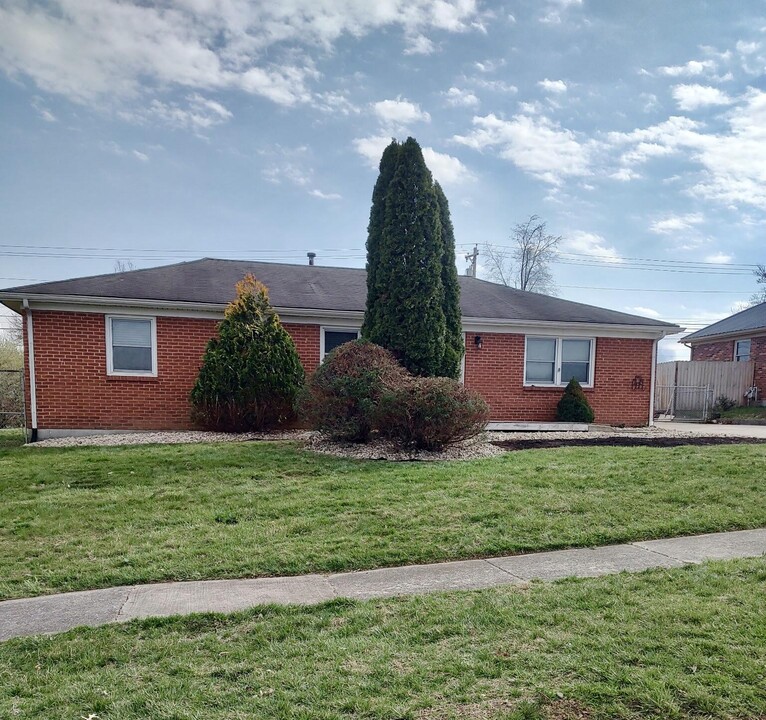 225 Longview Dr in Nicholasville, KY - Building Photo