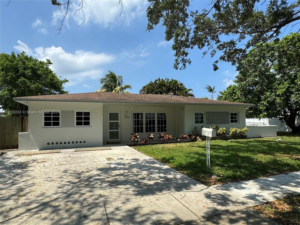 2125 Alamanda Dr in North Miami, FL - Building Photo