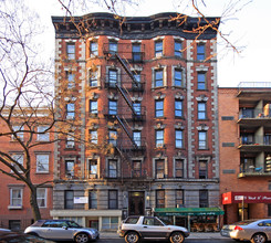 322-324 W 11th St in New York, NY - Building Photo - Building Photo