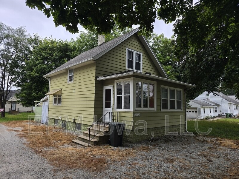 2064 Independence Ave in Waterloo, IA - Building Photo
