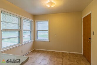 1845 College Heights Rd in Manhattan, KS - Foto de edificio - Building Photo