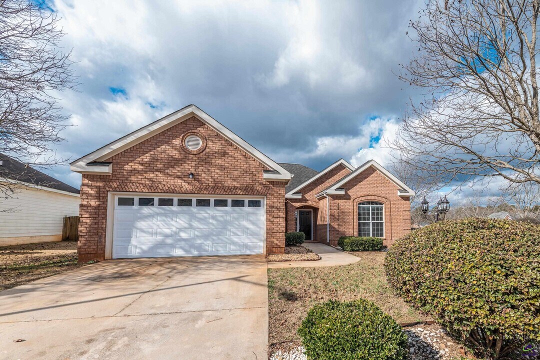 100 Oldfield Ct in Centerville, GA - Building Photo