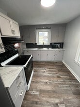 100 S Broad St in Hallam, PA - Foto de edificio - Building Photo