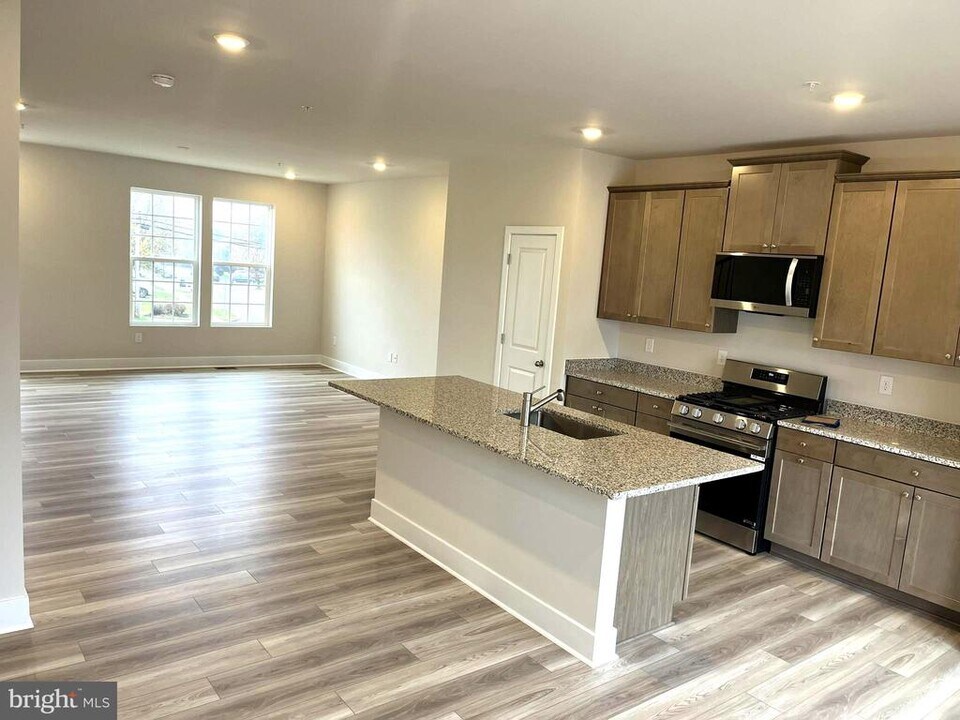 7616 Johnnycake Rd in Woodlawn, MD - Building Photo