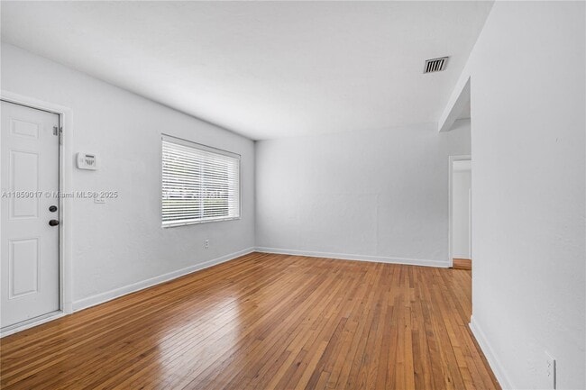 6257 SW 14th St in West Miami, FL - Foto de edificio - Building Photo