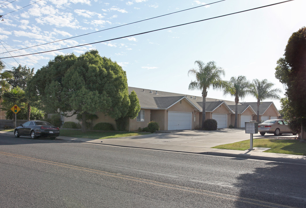 306-320 S Crawford Ave in Dinuba, CA - Building Photo