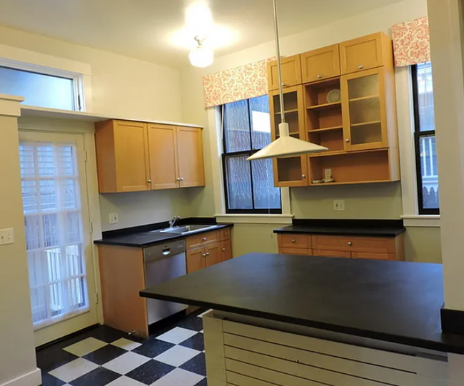 31 Athens St in Cambridge, MA - Building Photo - Building Photo