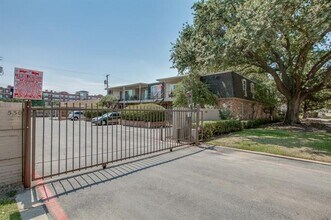5303 Fleetwood Oaks Ave in Dallas, TX - Foto de edificio - Building Photo