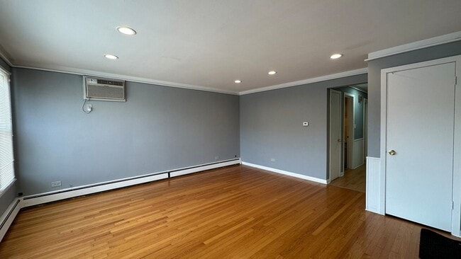 6118 W Gunnison St, Unit 1 in Chicago, IL - Building Photo - Building Photo