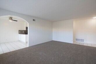 947 Oak Ave in Carlsbad, CA - Building Photo - Building Photo