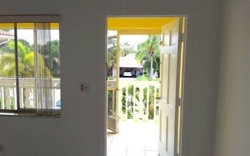 2101 NE 68th St in Fort Lauderdale, FL - Foto de edificio - Building Photo