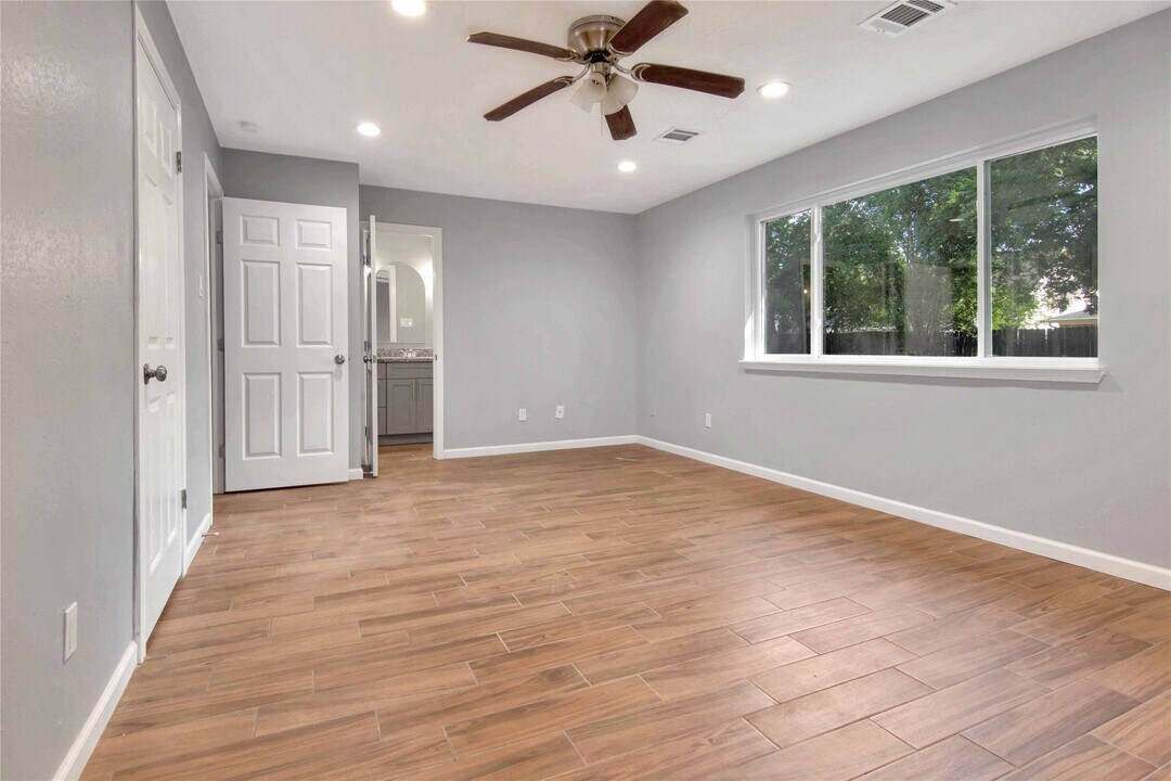 12811 Golden Tee Ln in Houston, TX - Building Photo