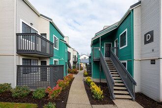 Astral Apartments in Kent, WA - Building Photo - Building Photo