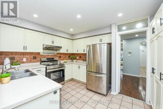 22 Desert Sand Dr in Brampton, ON - Building Photo - Building Photo