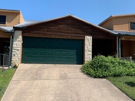 1922 20th St in Huntsville, TX - Building Photo