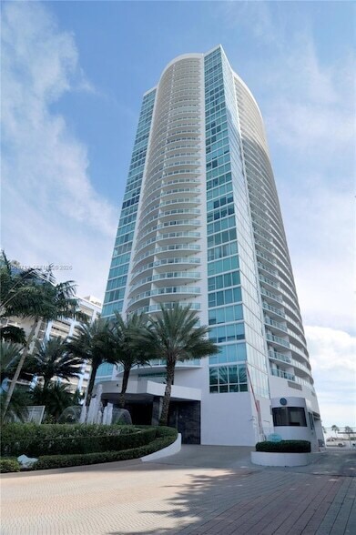 2101 Brickell Ave, Unit 1704 in Miami, FL - Building Photo