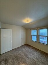 5733 W Fillmore Dr in West Allis, WI - Foto de edificio - Building Photo