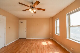 911 W Lawrence Ave, Unit #808 in Chicago, IL - Foto de edificio - Building Photo