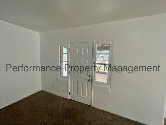 604 Woodrow Ave in Bakersfield, CA - Foto de edificio - Building Photo