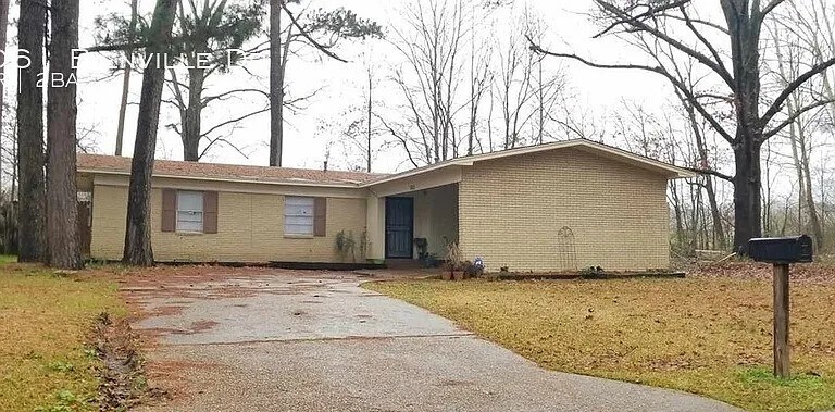 3061 Bienville Dr in Jackson, MS - Building Photo