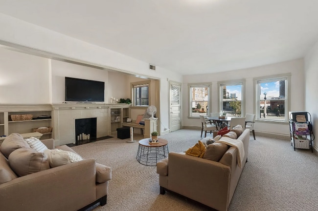 2311 W Wisconsin Ave in Milwaukee, WI - Foto de edificio - Building Photo