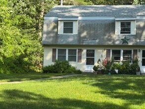 4 Linda Ln in Stratham, NH - Foto de edificio - Building Photo