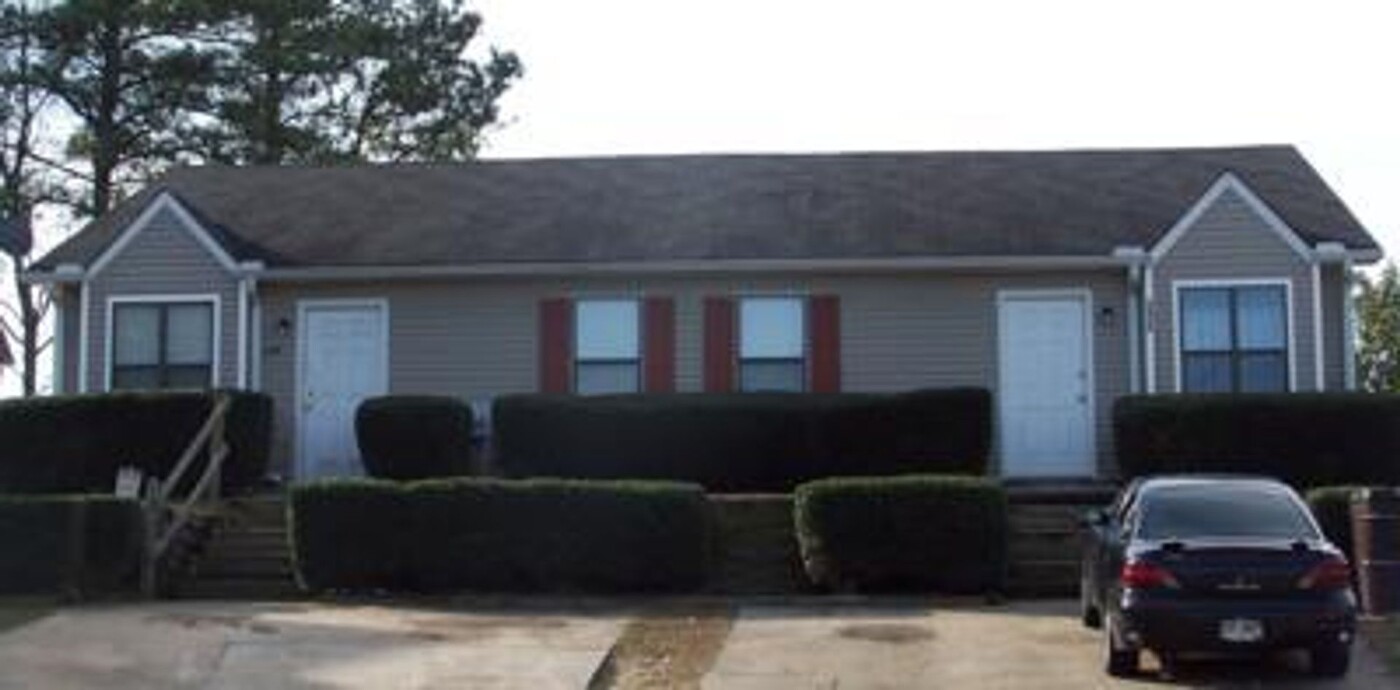 8848 W Hills Ct in Douglasville, GA - Building Photo