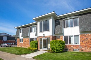 Oakland Mall Apartments in Madison Heights, MI - Building Photo