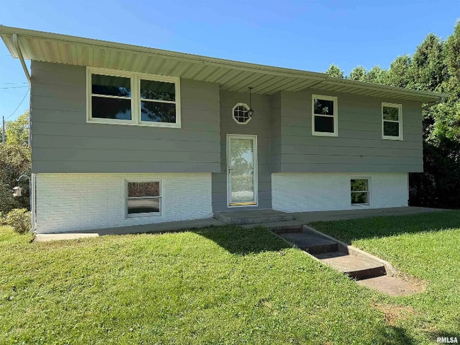 property at 104 IL-84