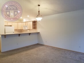 945 SW 24th St in Troutdale, OR - Building Photo - Building Photo