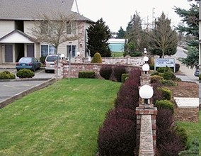 Stonehedge Court in Woodburn, OR - Foto de edificio - Building Photo