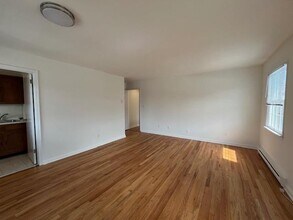 54 Sintsink Dr E in Port Washington, NY - Building Photo - Building Photo