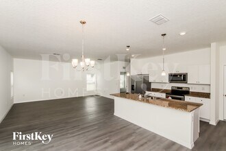 1021 Locust Ave in Palm Bay, FL - Foto de edificio - Building Photo