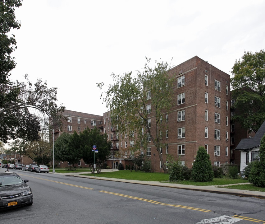 Auburndale House in Flushing, NY - Foto de edificio