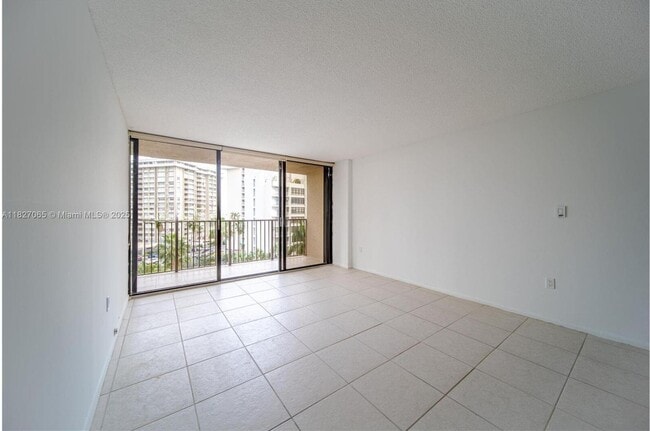 1450 Brickell Bay Dr, Unit 611 in Miami, FL - Building Photo - Building Photo