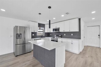 2416 NW 98th Ln in Coral Springs, FL - Building Photo - Building Photo